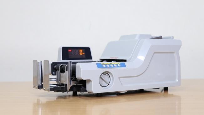 Máy đếm tiền Thương hiệu SILICON có nhiều công nghệ mắt LED giúp kiểm tra tiền giả siêu chính sác